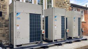 Unit outdoor dan indoor sistem VRF pada gedung bertingkat