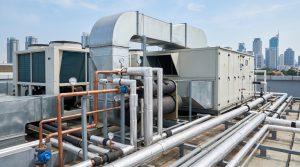 Teknisi kontraktor mekanikal memeriksa sistem HVAC dan ducting gedung