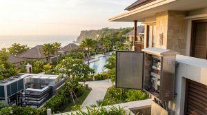 Teknisi kontraktor MEP Bali memeriksa panel listrik hotel resort